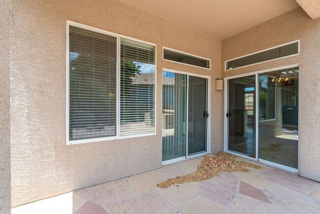 Building Photo - Gated Community!