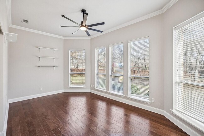 Building Photo - 2900 Creekview Dr