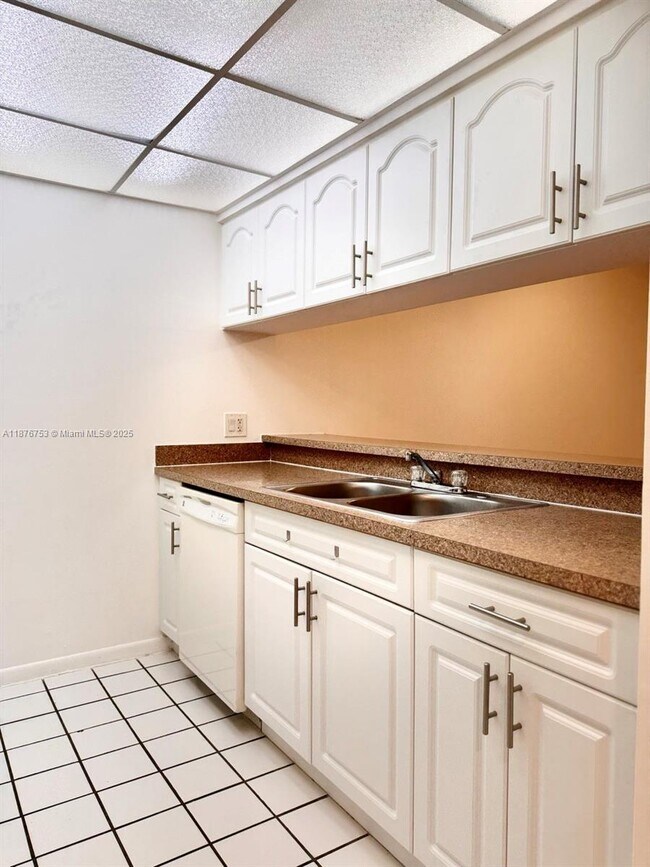 Building Photo - 8100 Geneva Ct
