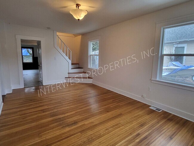Building Photo - Super Cute 3bedroom Craftsman Style Home w/Hardwoods, Fenced Yard and Garbage Included!