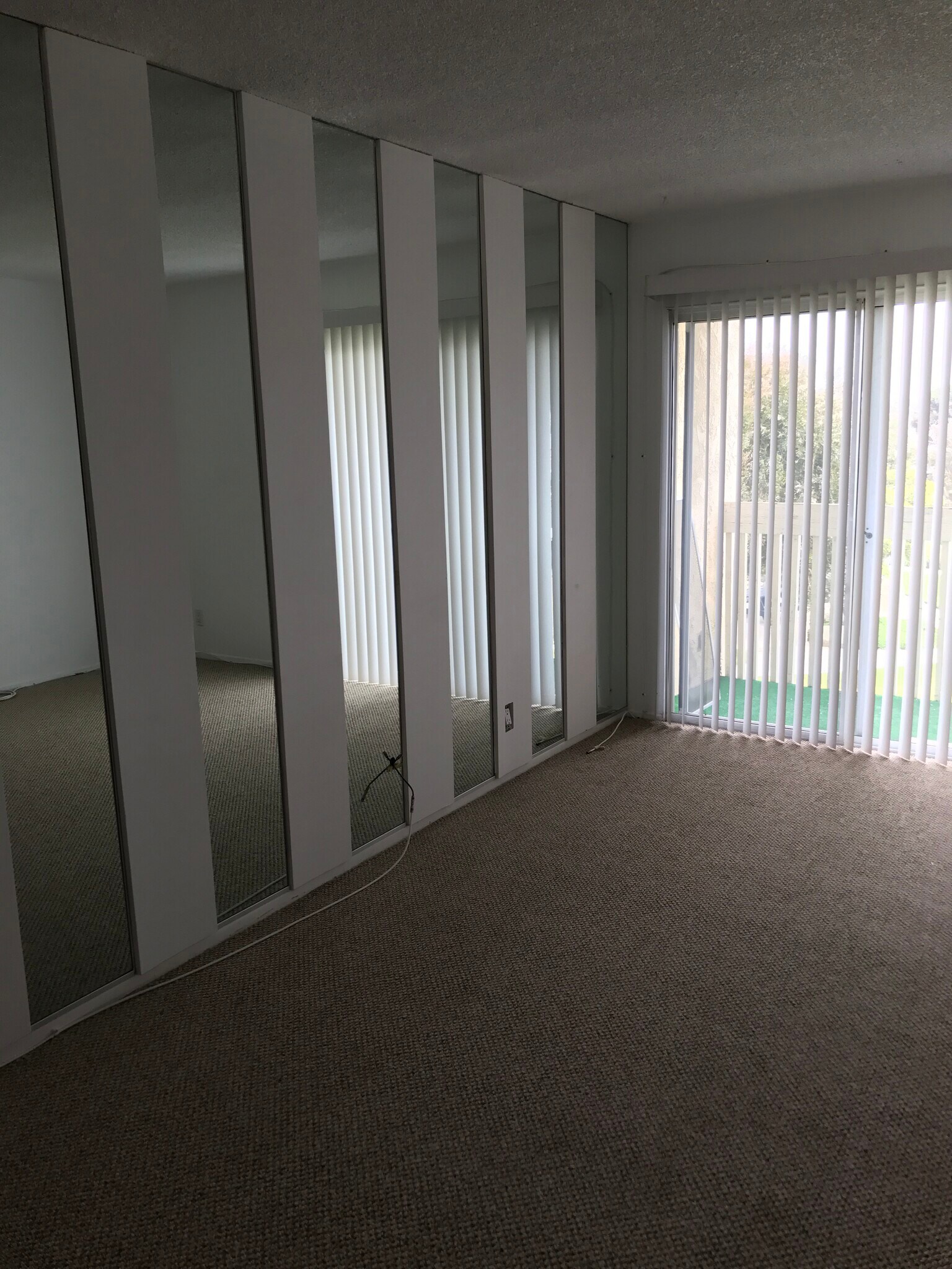 Building Photo - 259 S Ventura Rd