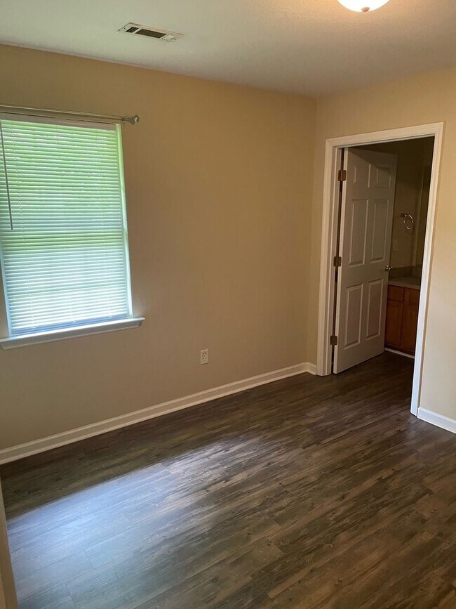 Building Photo - 668 Gardner Dr SE