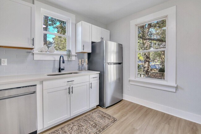 Building Photo - Beautifully renovated 3 bedroom, 2 bathroom home in the heart of North Charleston