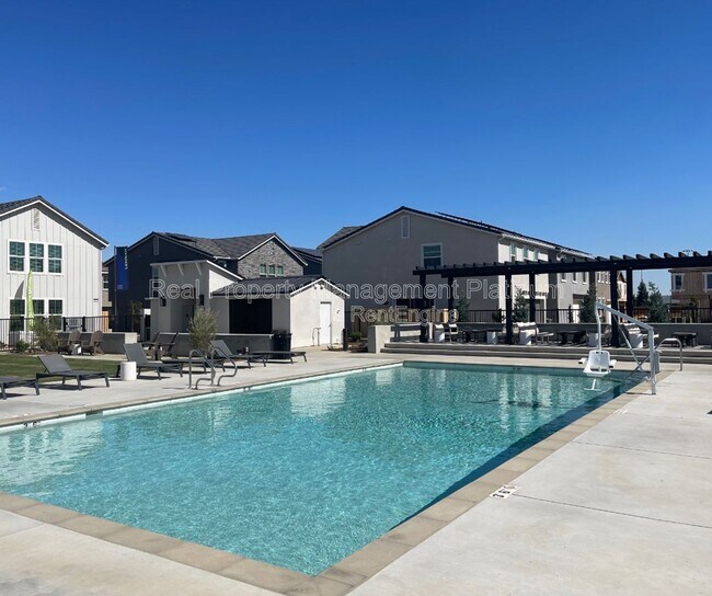 Building Photo - 2879 E Teaberry Dr