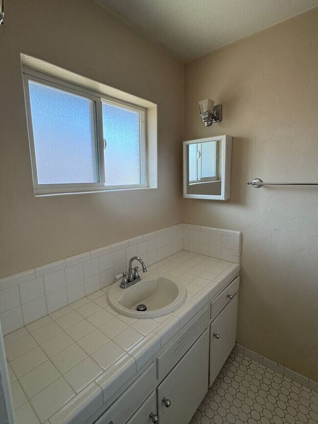 Building Photo - Prime Central Tucson Living: 3BD/2BA with Large Backyard – Mins to U of A & Banner