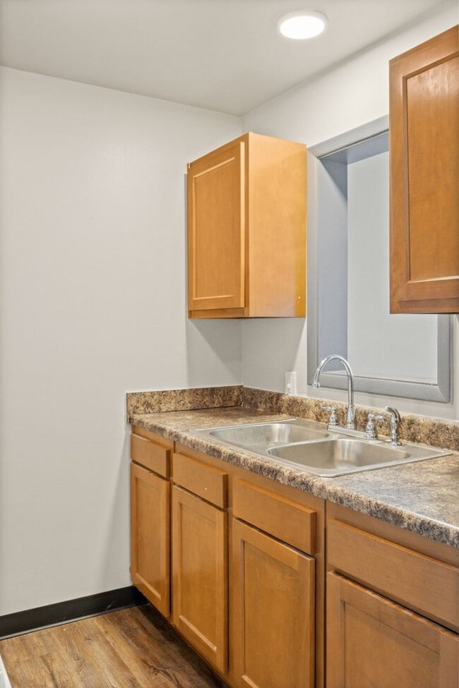 Building Photo - Ample Closet Space