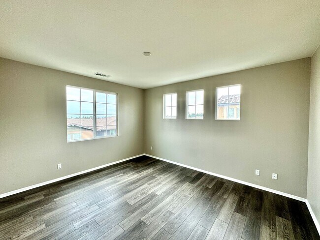 Building Photo - SD: Spacious 4BD/3.5BA Townhome in Oceanside with Community Pool, 2-Car Garage & Covered Balcony