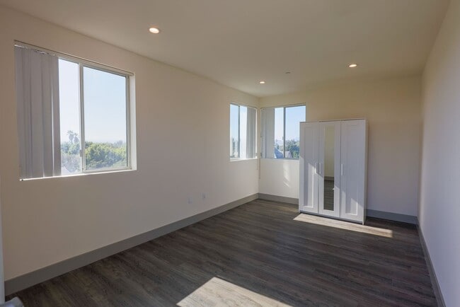 Building Photo - 1208 W 25th St