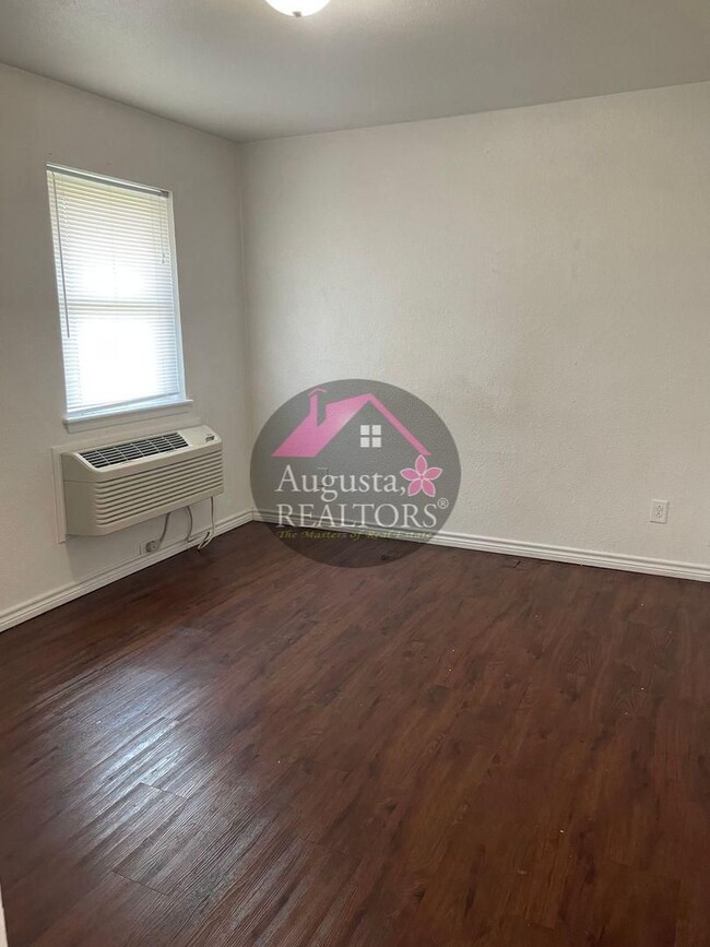 Building Photo - Adorable 2 Bedroom on the South Side!