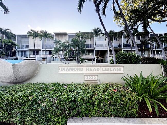 Building Photo - Pet Friendly Pualei Circle Condo with One ...