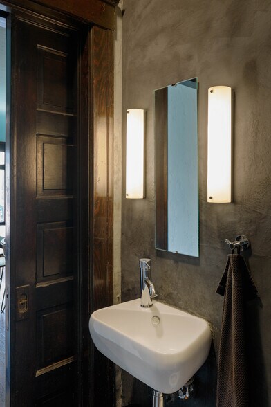 downstairs bathroom - 2631 Kenwood Ave