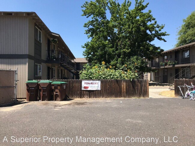 Primary Photo - 131 NW Deer St