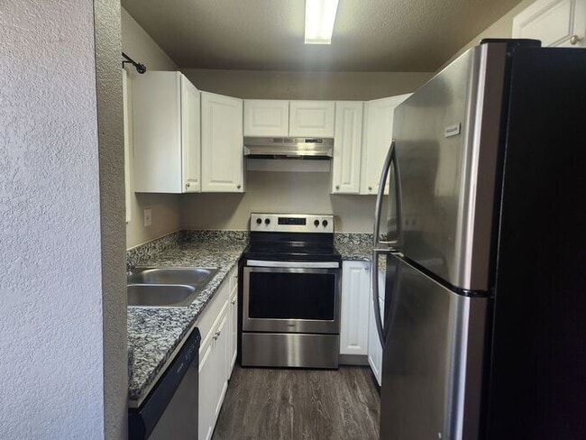 Building Photo - Spacious 3-bedroom, 2.5-bathroom Townhome