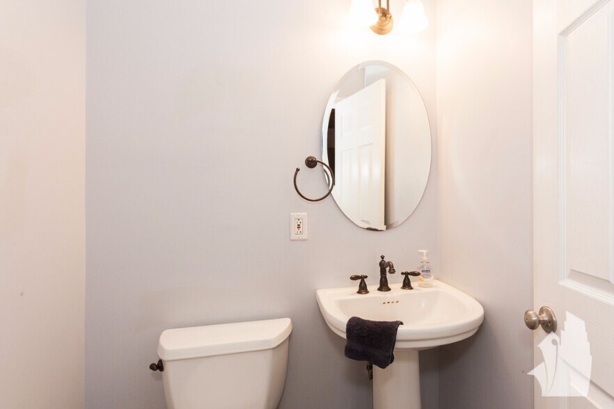 Building Photo - 1131 W Drummond Pl