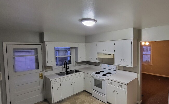 Building Photo - 2-Bed Home