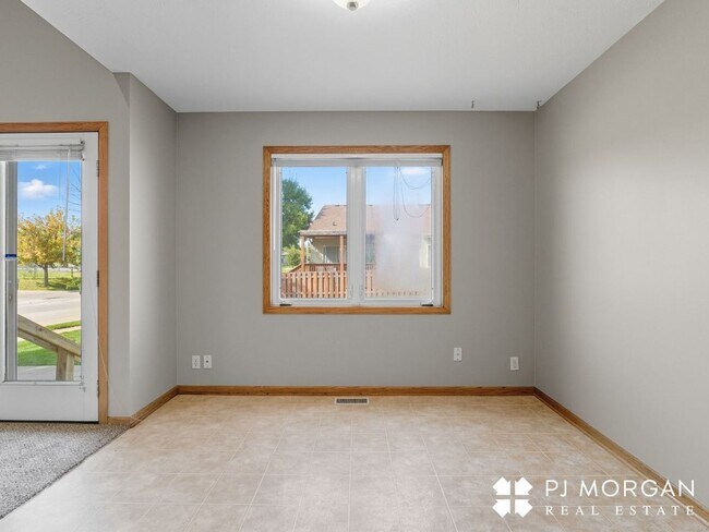 Building Photo - 3 Bedroom, 3 Bathroom - Available Immediately