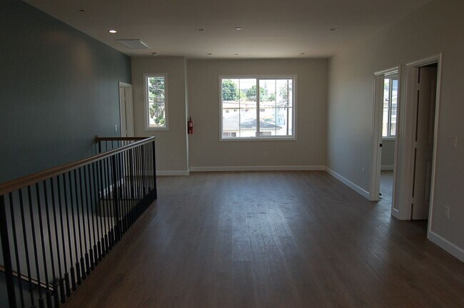 Building Photo - 425 W Duarte Rd