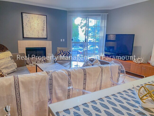 Building Photo - Don't miss out! 2 Bed 2 bath ready to go!