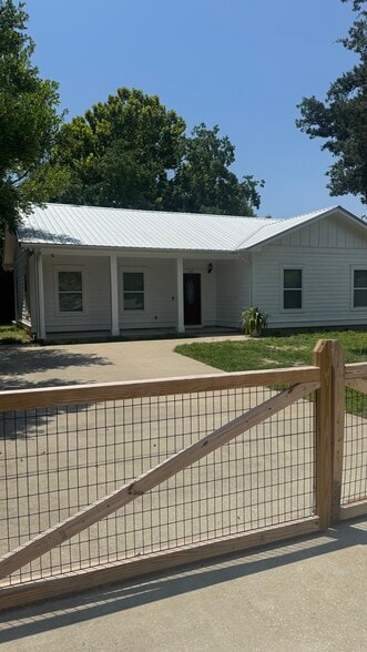 Front yard - 115 N Vestavia St