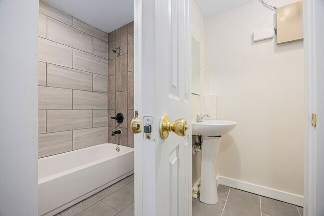 Building Photo - Fully Renovated 3BR/3BA Home with Bonus Room in Lawrenceville!