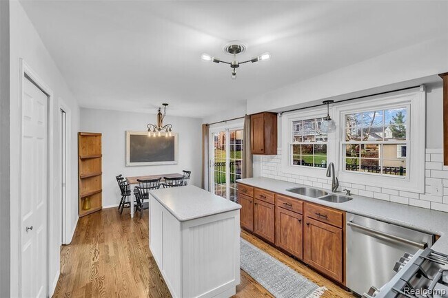 Building Photo - 45077 Roundview Dr