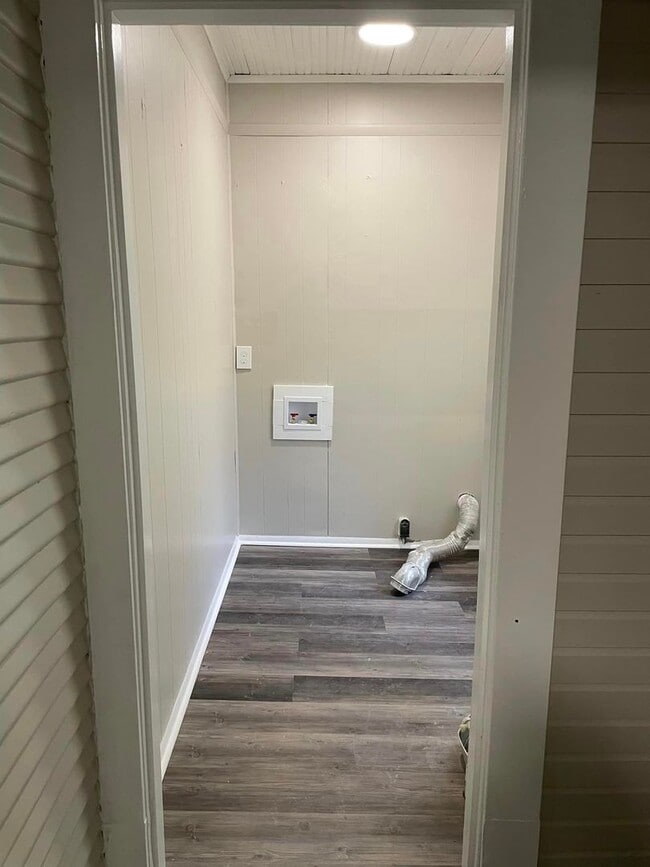 Building Photo - Make this house your home! 3 bedrooms/1 ba...