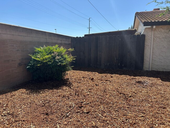 Building Photo - Great home centrally located