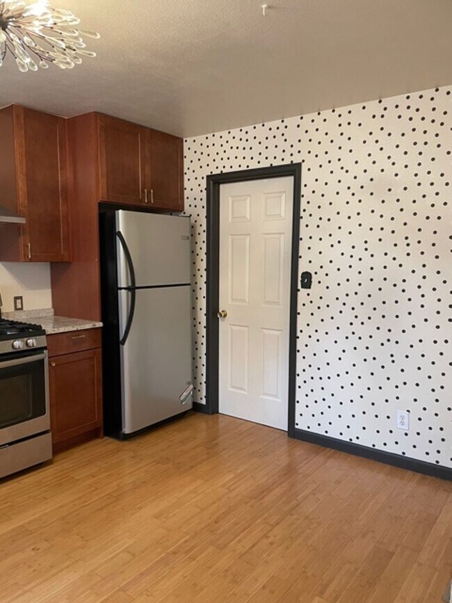 Building Photo - CHARMING 2 BED/1 BATH COZY COTTAGE LOCATED...