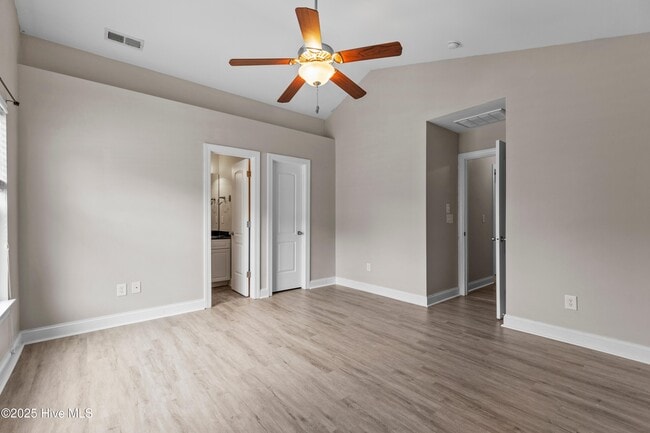 Building Photo - 2901 Beunavista Ct