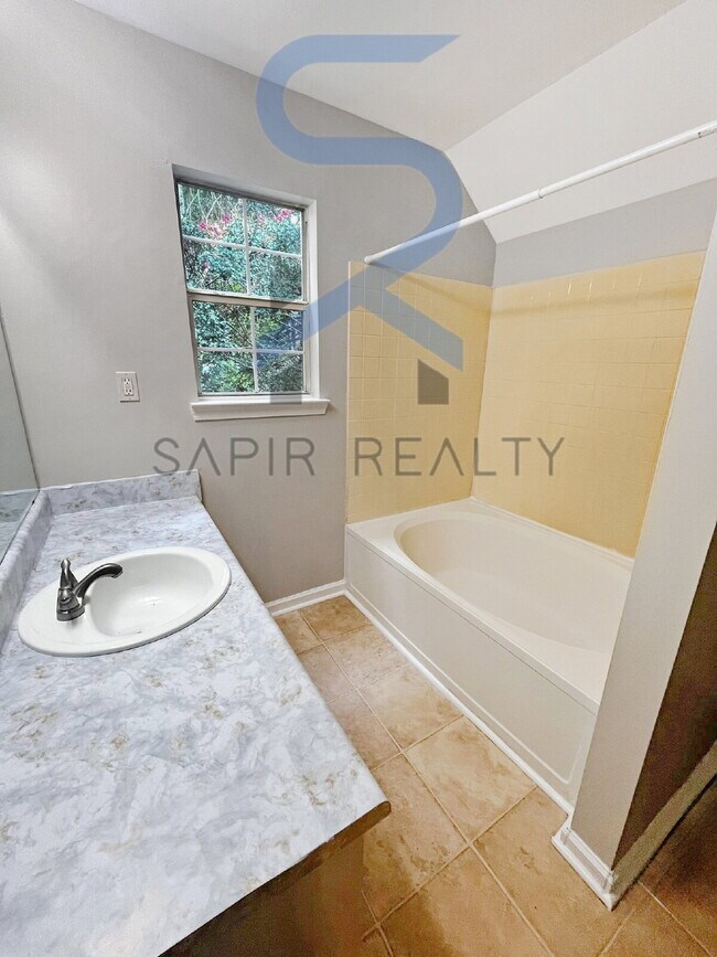 Building Photo - Move in before October 15th and get $100 O...