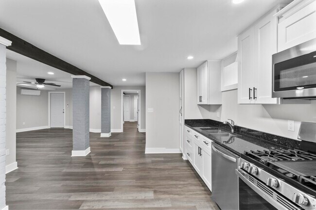 Building Photo - 548 Ferry St