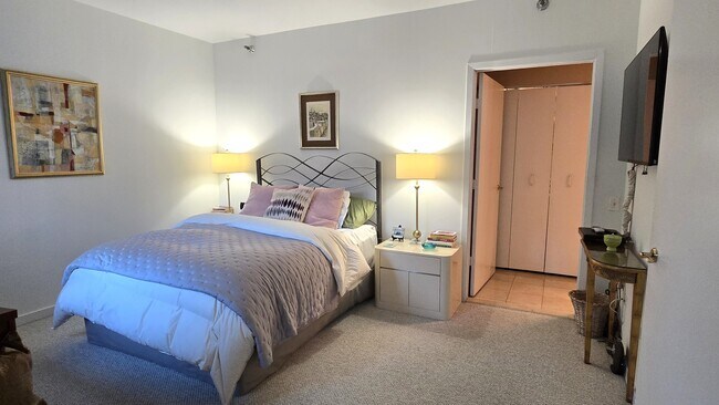 Building Photo - 57 E Delaware Pl