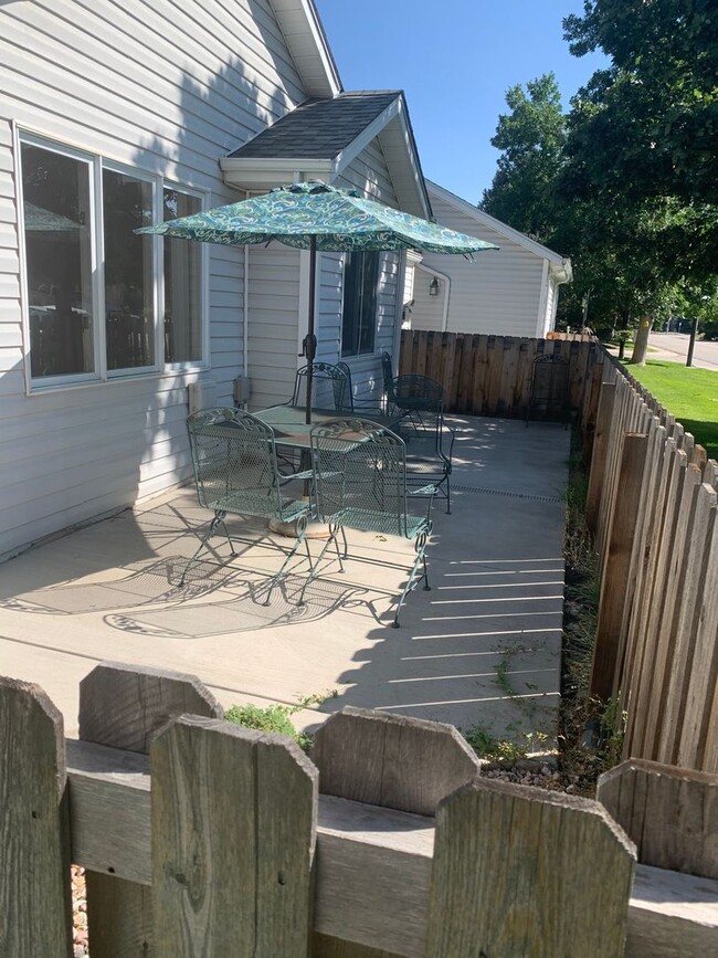 Building Photo - Gorgeous Townhome -Beautifully Remodeled!