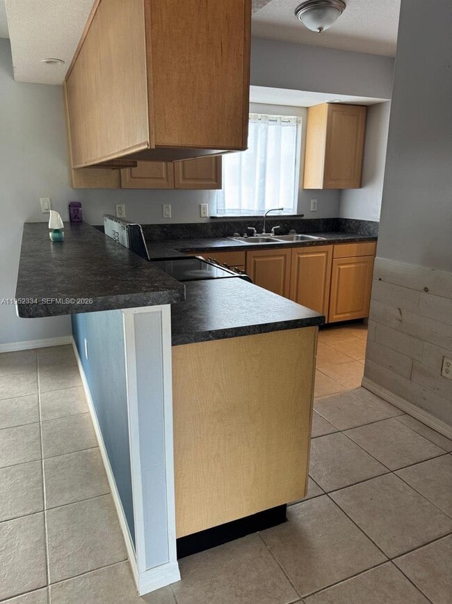 Building Photo - 910 SW Airoso Blvd