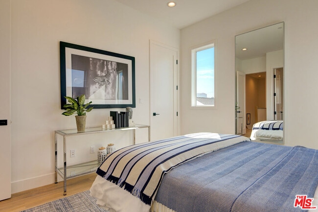 Building Photo - 6018 1/2-6018 1/2 Comey Ave