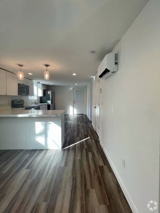 Building Photo - Fully Renovated MidTown Duplex with Parking!