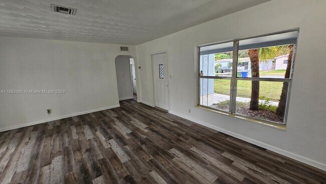 Building Photo - 123 SW 68th Ave