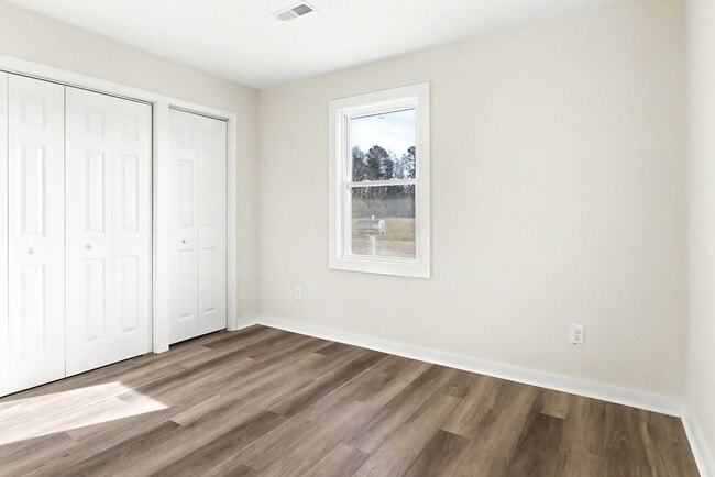 Building Photo - Completely remodeled 3 br 1 bath located in Evergreen NC east commute to Lumberton, Whiteville, E...