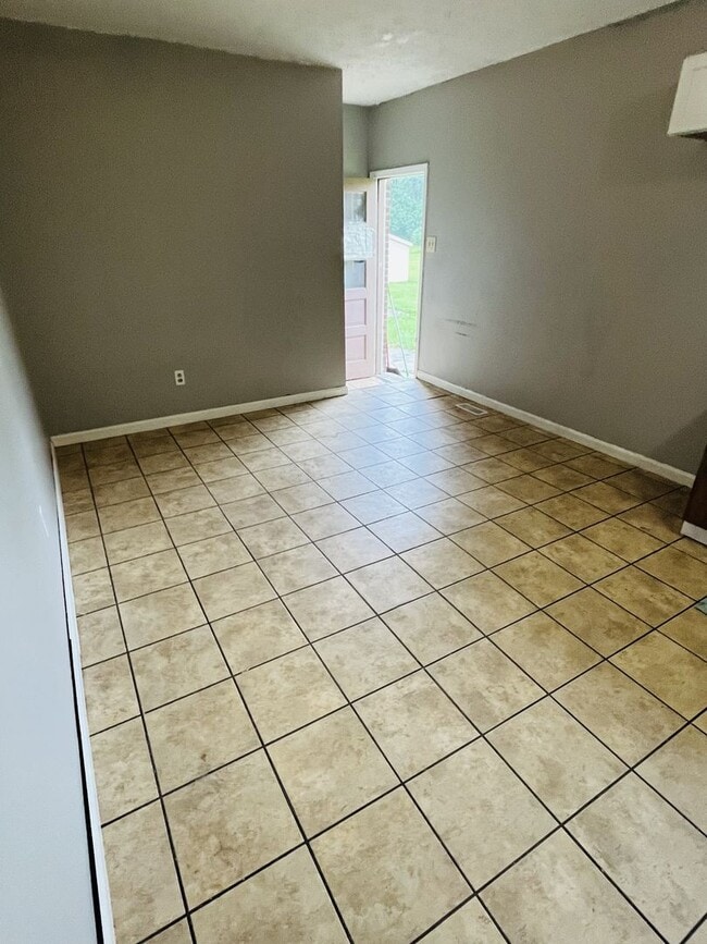 Building Photo - 4-5 Bedroom With 1 Bathroom