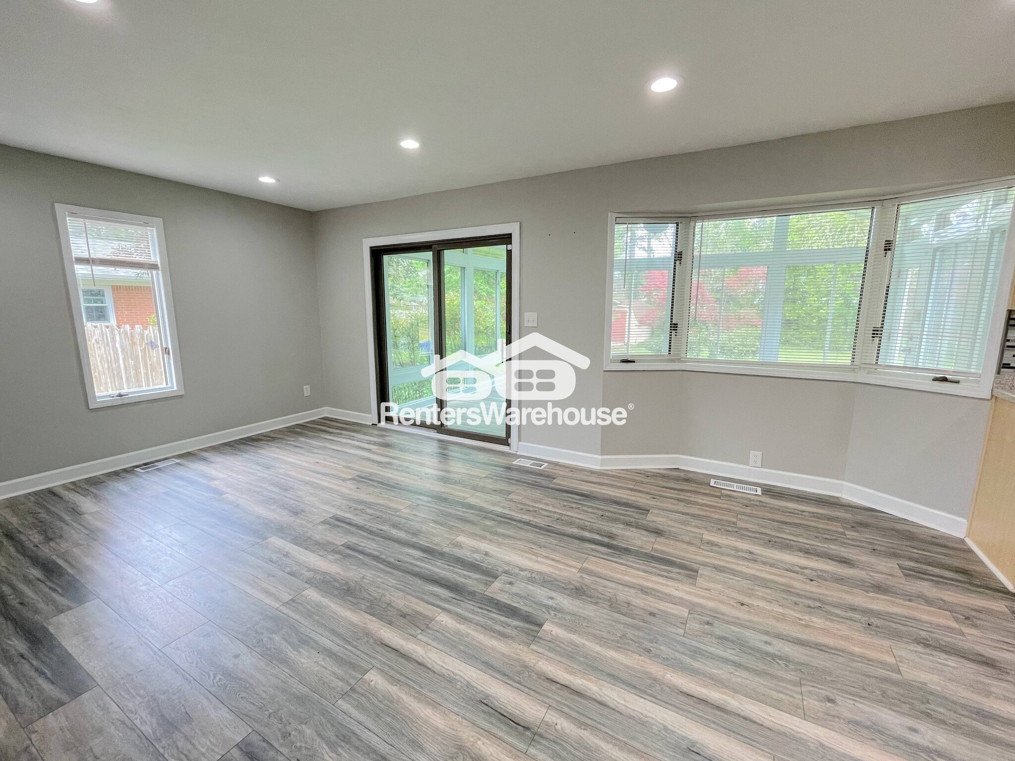 Building Photo - 452 Suburban Pkwy