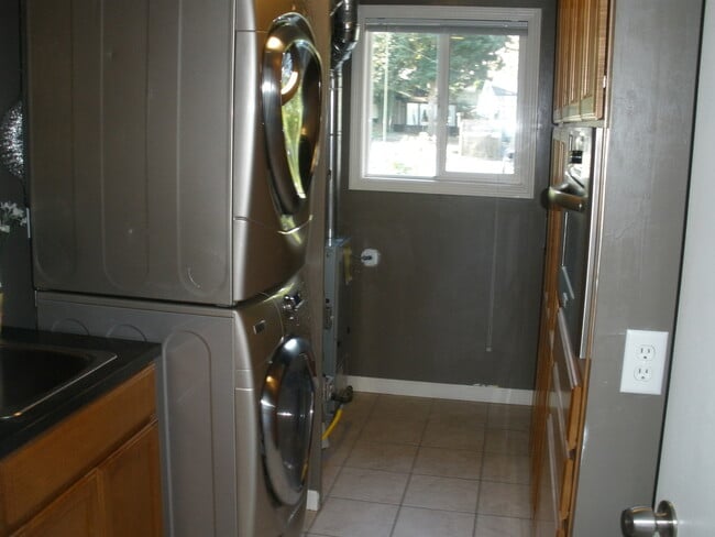 Building Photo - Newcastle/Hazelnut Terrace Rambler