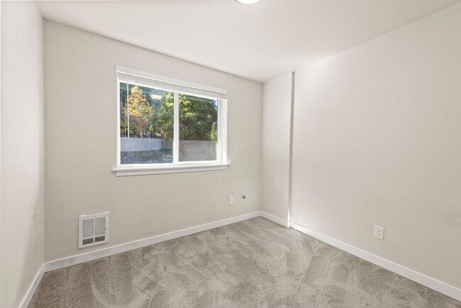Building Photo - Stunning 4BR/2.5BA Home in Lake Forest Park ?