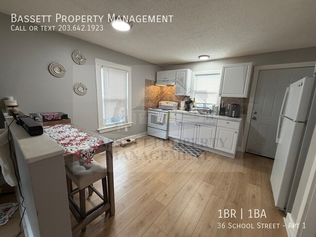 Building Photo - 36 School St