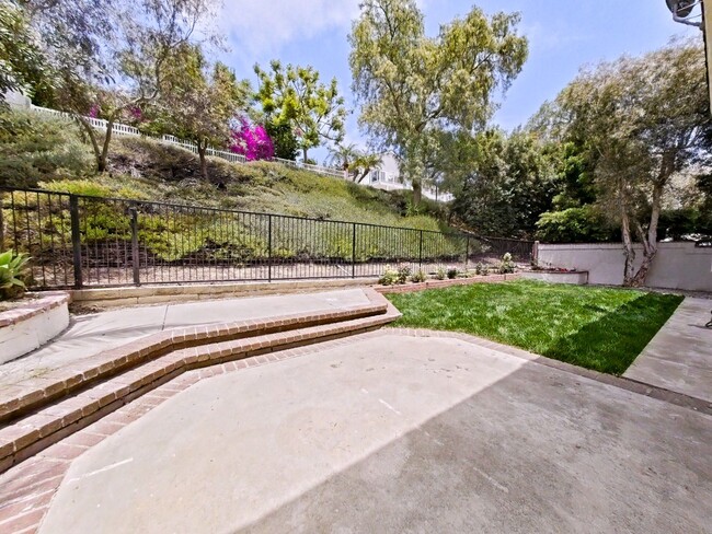 Building Photo - Stunning Remodeled Home in Dana Woods – Co...