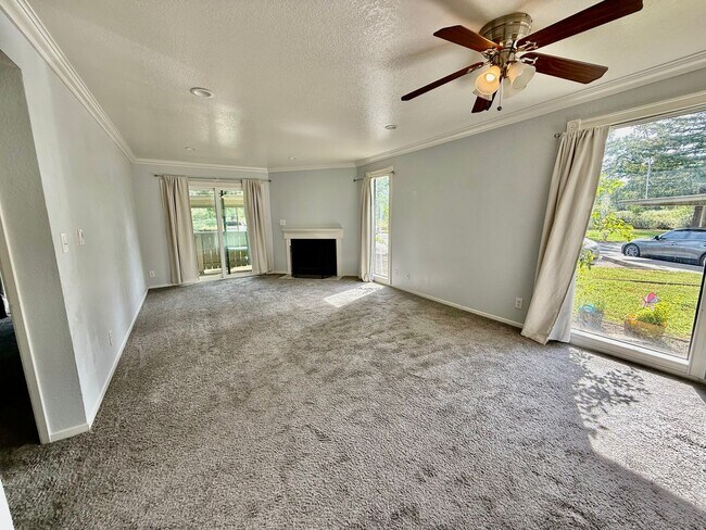 Building Photo - great condo in roseville available now