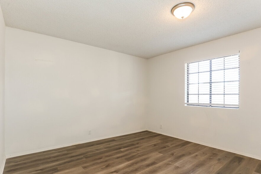 Building Photo - 8516 W Roma Ave