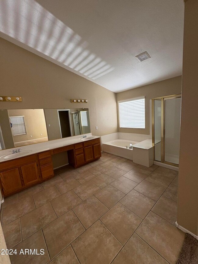 Building Photo - 1611 E Flint St