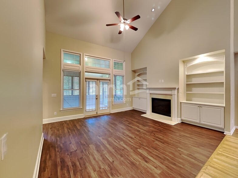 Building Photo - 302 Green St