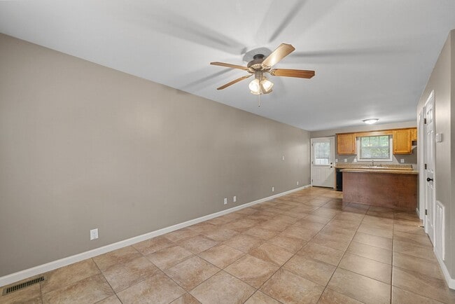 Building Photo - Pet Friendly Two Bedroom!