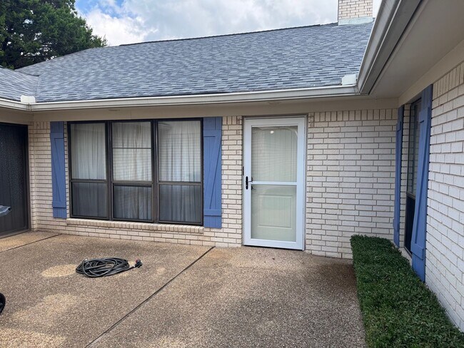 Building Photo - Beautiful Central Waco Home